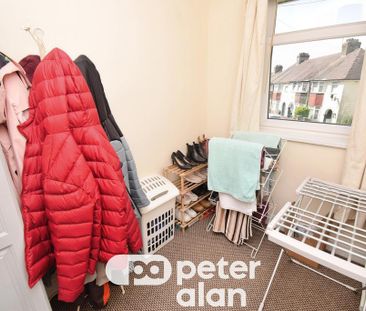 3 bedroom end of terrace house to rent - Photo 3