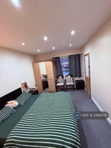 4 bedroom semi-detached house to rent - Photo 5