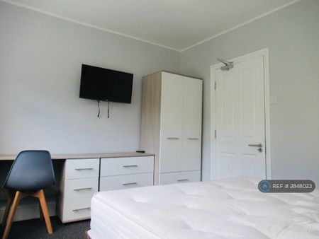 1 bedroom in a house share to rent - Photo 2