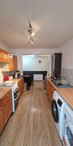 Hunters Square, Dagenham, RM10 - Photo 4