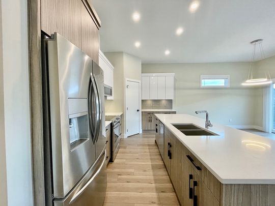 3 BED, 3 BATH HOME – WEST HARBOUR, LAKE – POOL – PICKLEBALL – GYM - Photo 1