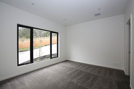Modern & Stylish 3-Bedroom Townhouse in Prime Location - Photo 3