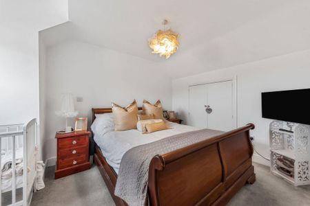 4 bedroom semi-detached house to rent - Photo 4