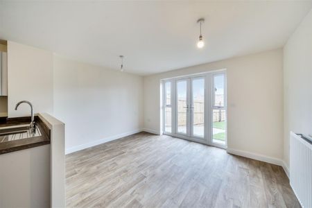 4 Bedroom House - Terraced - Photo 2
