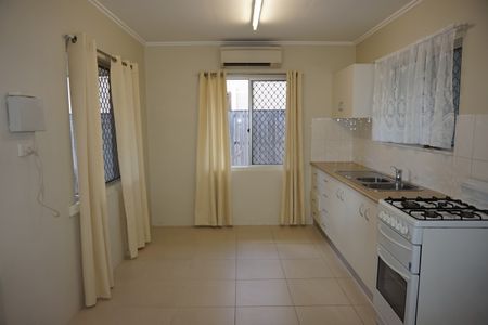 Cosy 1 Bedroom Half Duplex - Close to Everything! - Photo 4