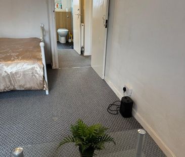 Room in a Shared Flat, Harts Lane, IG11 - Photo 5