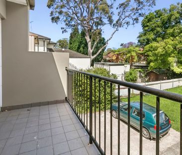 Stylish Newly Renovated Home with Private Entrance - Photo 4