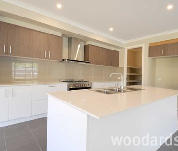 IMPRESSIVE TOWNHOUSE IN MOUNT WAVERLEY SCHOOL ZONE - Photo 6