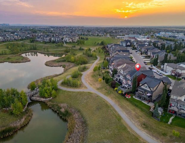 Executive 6-Bedroom Walkout Home Backing Onto Mahogany Wetlands — 4 Bedrooms House - Photo 1