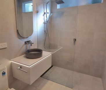 Renovated Two Bedroom Flat! - Photo 2