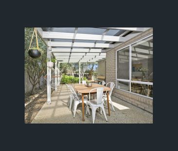 Family Home On The Lake - Photo 2