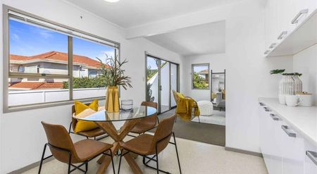 Beautiful 5 Bedroom Property in Hobsonville - Photo 4