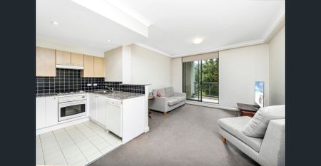 Easy-Care Living, With Village Convenience & Rail A Short Stroll Away - Photo 5