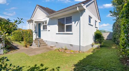 THREE BEDROOM FAMILY HOME IN WESTOWN - Photo 5