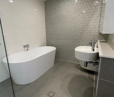 [Fully furnished] Stunning Three Bedroom Apt with 2 Car Space for L... - Photo 5