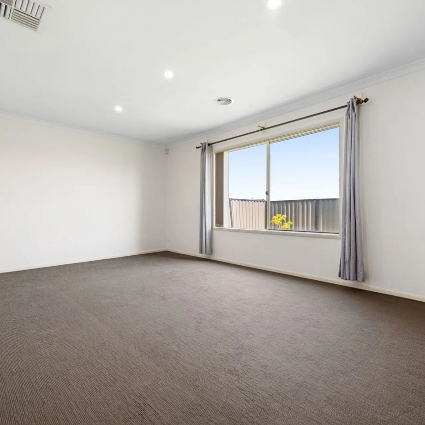 Luxurious Family Living Opposite Tarneit Rise Primary School - Photo 1