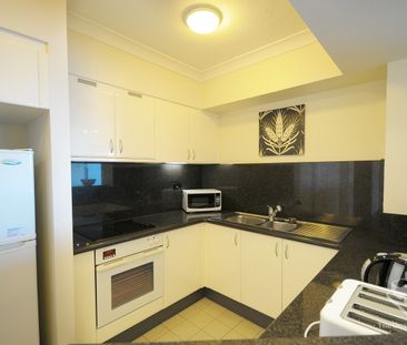 Stunning River View Apartment in Admiralty Precinct - Full Furnishe... - Photo 5