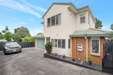 Stunning 3-Bedroom Home with Double Garage in Papatoetoe - Photo 3
