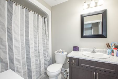 **STUNNING** 3 Bedroom Townhouse in St. Catharines!! - Photo 3