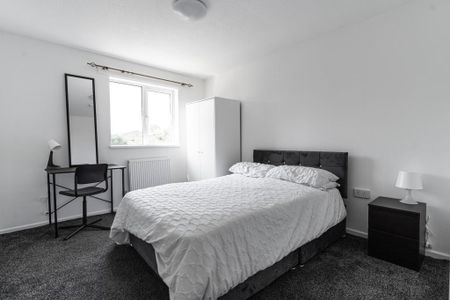 4 bedroom semi-detached house to rent - Photo 2