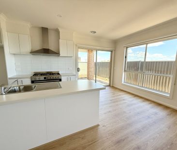 18 Andromeda Avenue, Truganina VIC, Belconnen - Photo 4