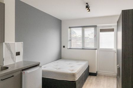 6 Bed Detached House, Woodmansterne Road, SW16 - Photo 4