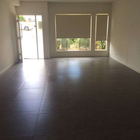 Modern Perfectly located 3 bedroom double storey townhouse with all the mod cons! - Photo 1