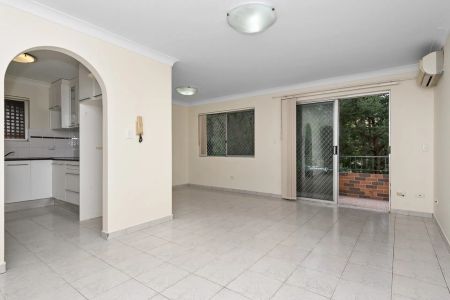 SPACIOUS 3 BEDROOM APARTMENT IN CONVENIENT LOCATION! - Photo 2