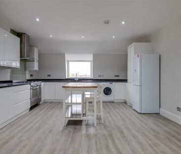 3 bedroom flat to rent - Photo 5