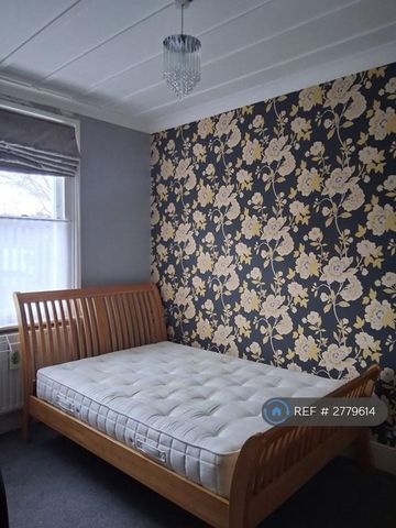 1 bedroom in a house share to rent - Photo 2