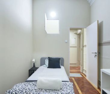 Room in a shared 9-bedroom apartment for rent in Lisbon. - Photo 4