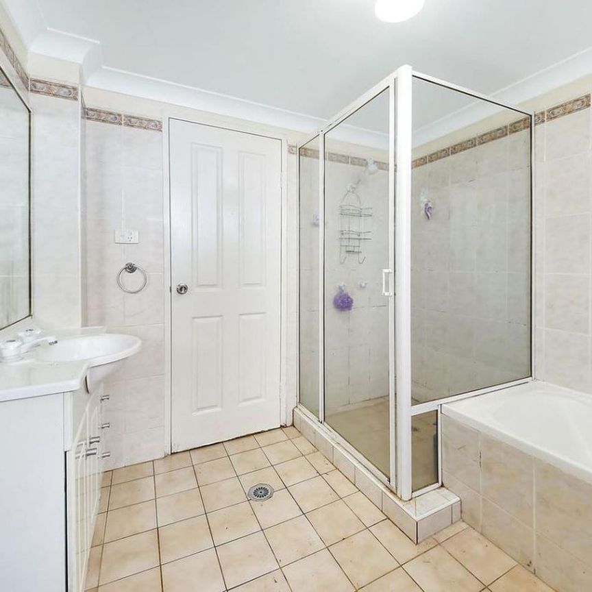 WELL PRESENTED 2-BEDROOM APARTMENT CLOSE TO TRANSPORT! - Photo 1