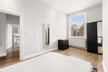 Spacious three-bedroom first floor flat in the heart of Brixton. - Photo 4
