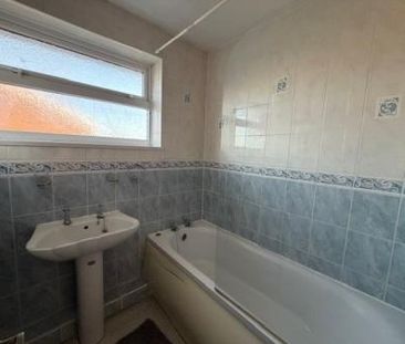 3 bedroom Terraced House To Let - Photo 2
