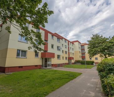 großzügig geschnittene 3-Zimmer Erdgeschosswohnung mir Balkon - Photo 1