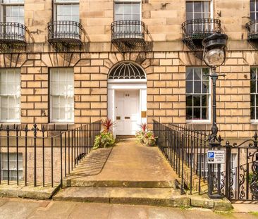 A two bedroom flat in the heart of Edinburgh's New Town, available ... - Photo 1