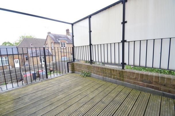 9 Hencroft Street North, Slough, Berkshire,SL1 - Photo 1