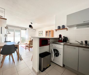 NIMES SECTEUR ARENES - T2 MEUBLE avec PARKING et TERRASSE - Photo 1