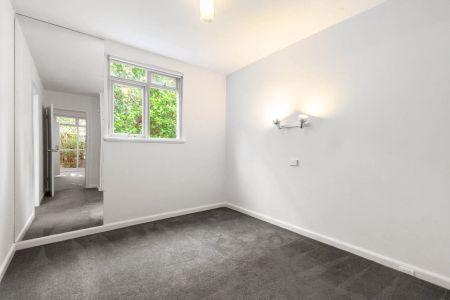 Charming 1-Bedroom Apartment in Prime St Kilda Location - Photo 3