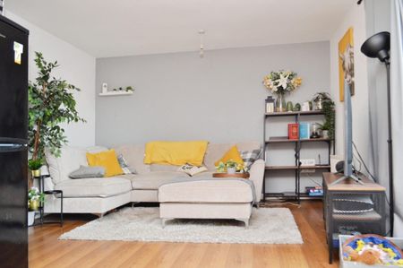 2 bedroom Flat To Let - Photo 2