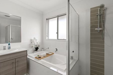 Contemporary Family Home With Room For Everyone! - Photo 4