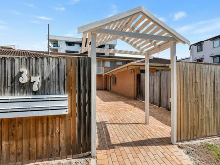 RECENTLY UPDATED, TWO BEDROOM UNIT IN HEART OF NUNDAH - Photo 3