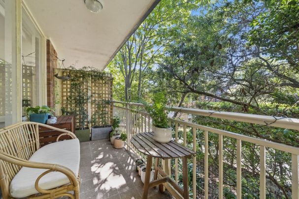 BEAUTIFULLY RENOVATED ONE BEDROOM - set off Pacific Highway lovely and quiet. - Photo 1