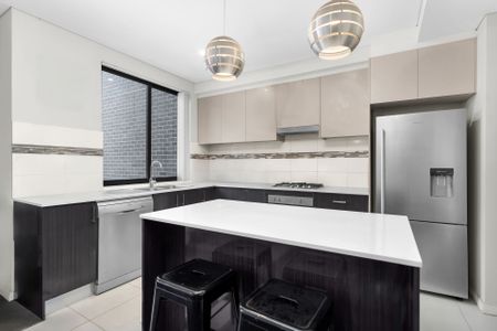 Modern Two-Storey Apartment in Liverpool CBD - Photo 3