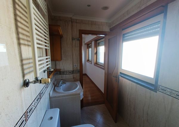 Apartamento T3 com Terraço Privativo para Arrendamento em Nova Queijas