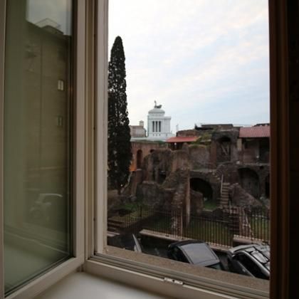 CENTER- FORUM: Beautifully furnished, modern and spacious 1 bedroom, 2 bath. Bright, silent, breathtaking views of monuments. Fully equipped kitchen, air conditioning, parquet floors, high ceilings, sunny and silent, walking distance to metro, all shops - Photo 1
