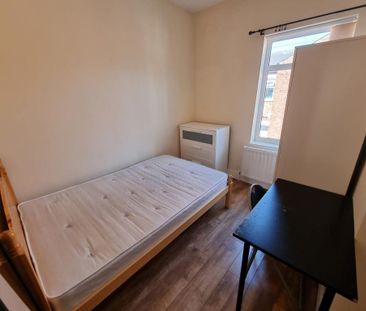 4 bedroom terraced house to rent - Photo 2