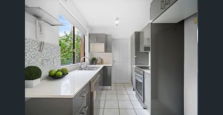 Three-Bedroom Apartment in Prime Location - Photo 4