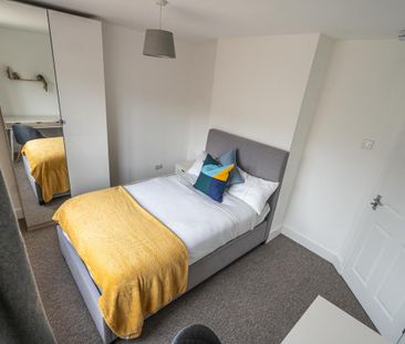 Spacious communal areas, with large drive and established garden Ro... - Photo 3