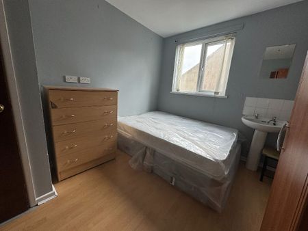 70 Agincourt Avenue, Belfast BT7 1QB - Photo 2